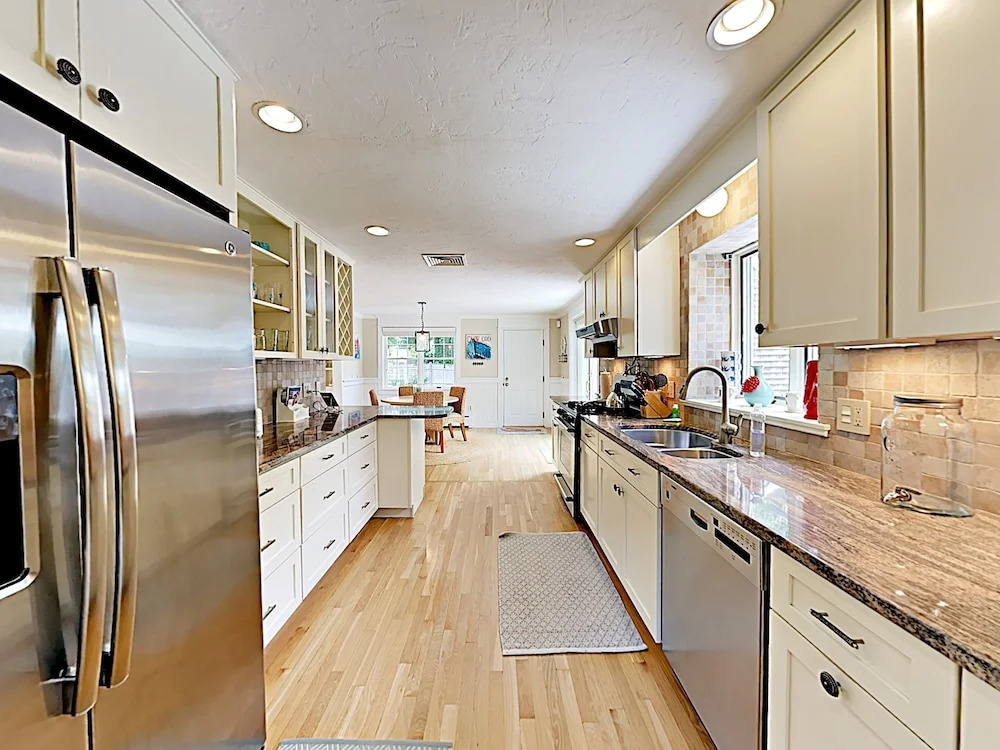 Designer Beach ; Steps To Ocean 3 Bedroom Home