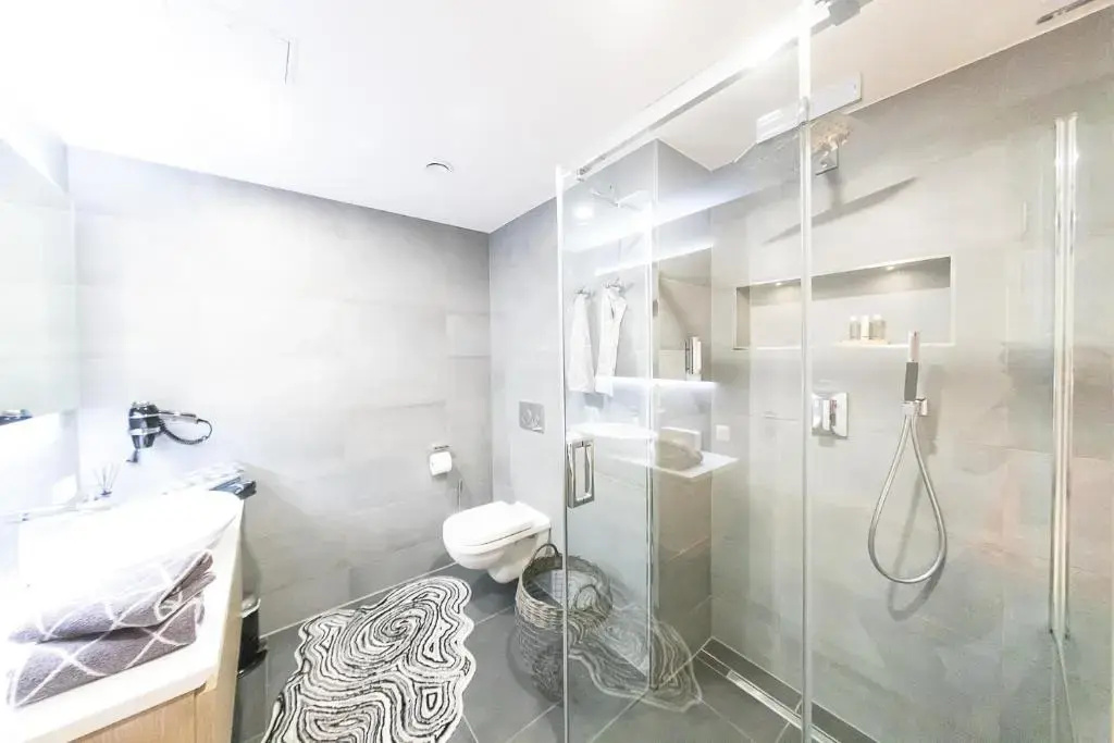 VIP Deluxe 107qm auf zwei Etagen 1 Dopplezimmer EG 1 Doppelzimmer auf der Galerie sowie 2 Badezimmer und komplette Küche mit Mikrowelle und Backofen Ideal für 1 bis 6 Gäste Direkter Blick auf Garten und Bergblick Alles nur nicht 0815