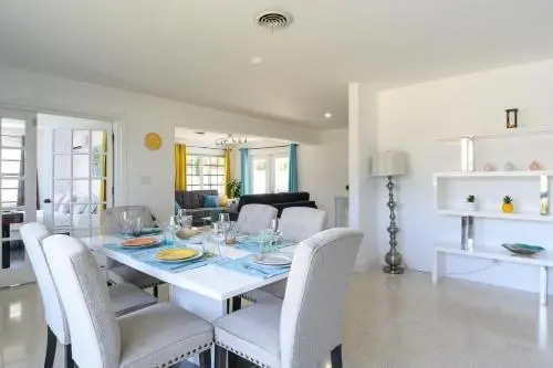 Fantastic 3Bedrooms House with Pool 6mins to Ocean