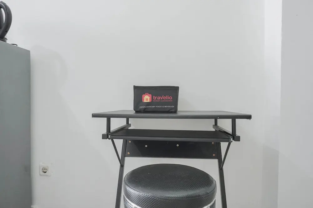 Homey And Comfortable Studio At Green Pramuka City Apartment