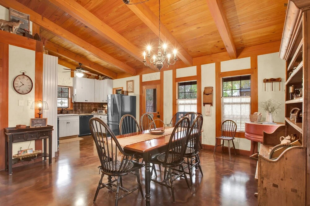 Luxury and Location One Block to Main St With Hot tub and Firepit