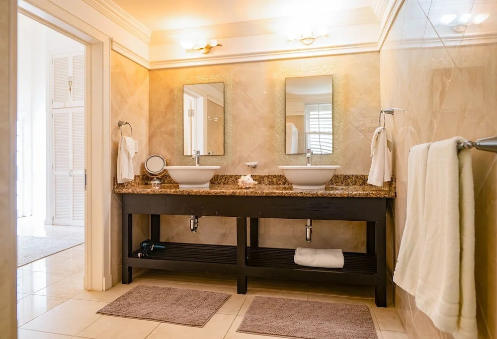 Large Townhouse with Plunge Pool, 3 mins from Beach - Turtle View 2 by BSL Rentals