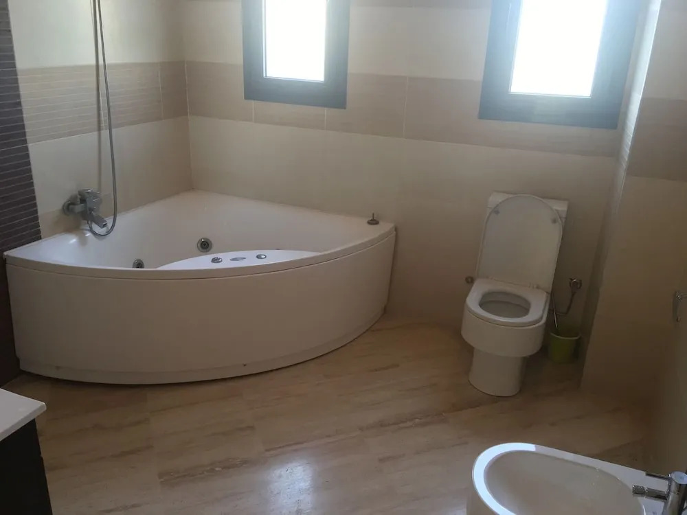 Luxurious 5 Bedrooms Villa Ref HI51053