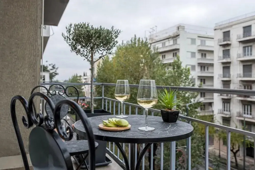 De Minimis - a Chic 3BR Downtown Apartment