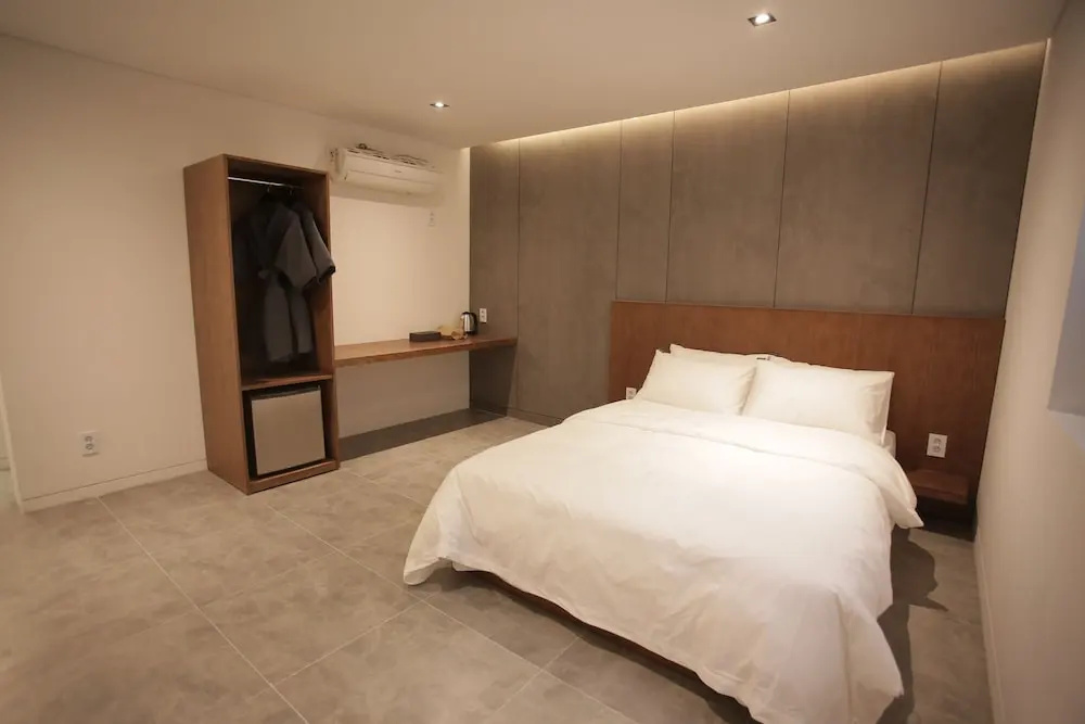 Hotel Seven Step