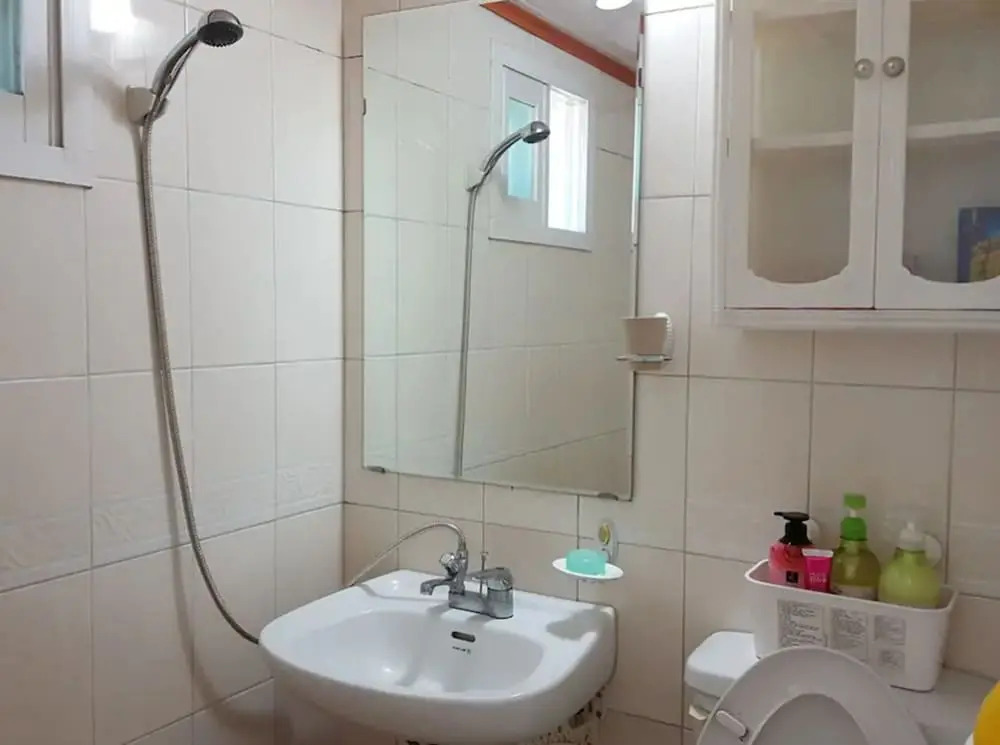 1sec from Hongdae SUB, Reliable room, wifi&Netflix