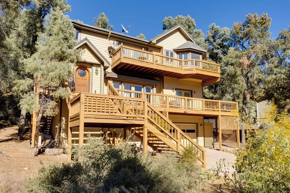 Game Room & Deck: Modern Frazier Park Home!