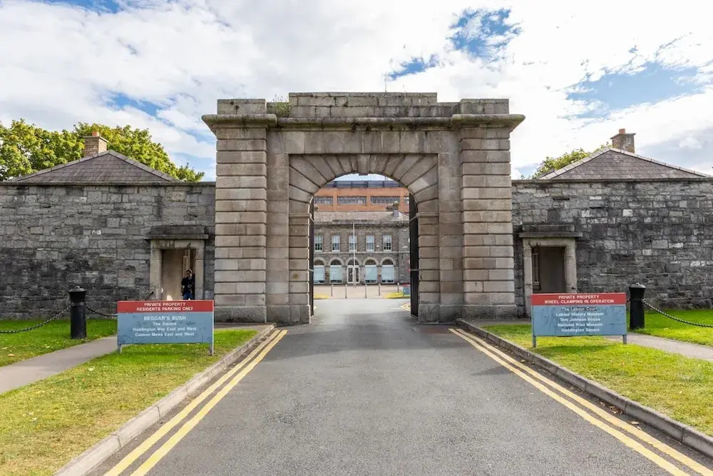 Magnificent 2 Bedroom Flat in Historic Army Barracks
