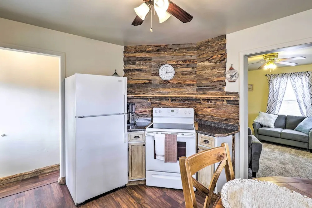Cozy Helper Home w/ Fenced Yard, Pets Welcome