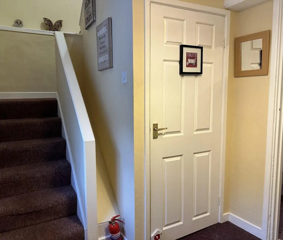 Llanidloes - Sleeps 7 - Parking - Pet Friendly