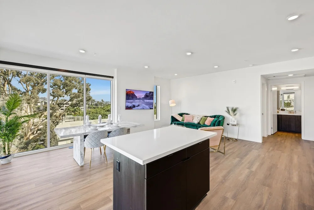 Luxury Apartment in Hollywood