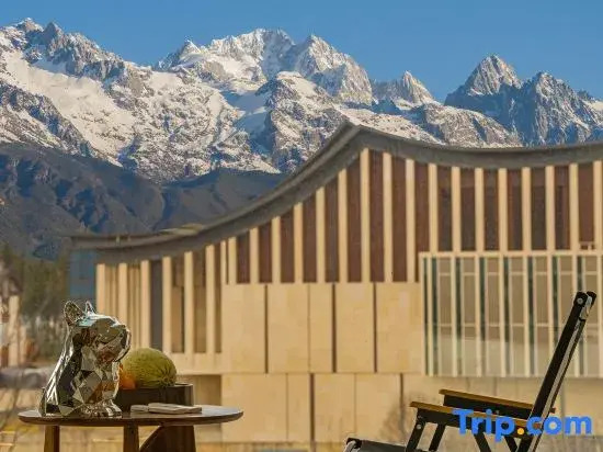 See the mountains as if you were meeting each other Loft Villa·Snow Mountain Resort Hotel