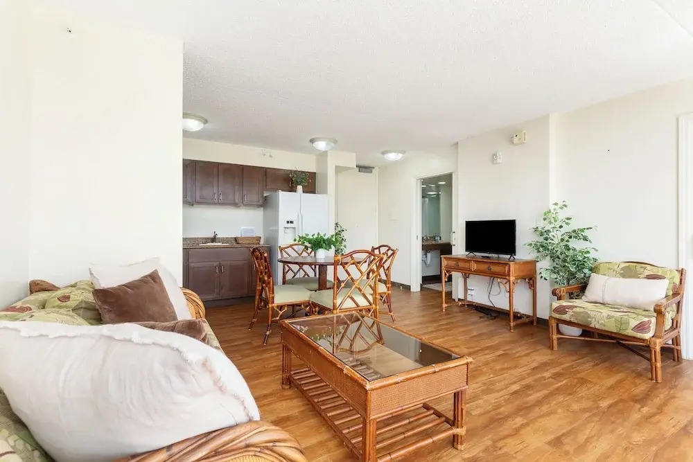 Waikiki Banyan 3409