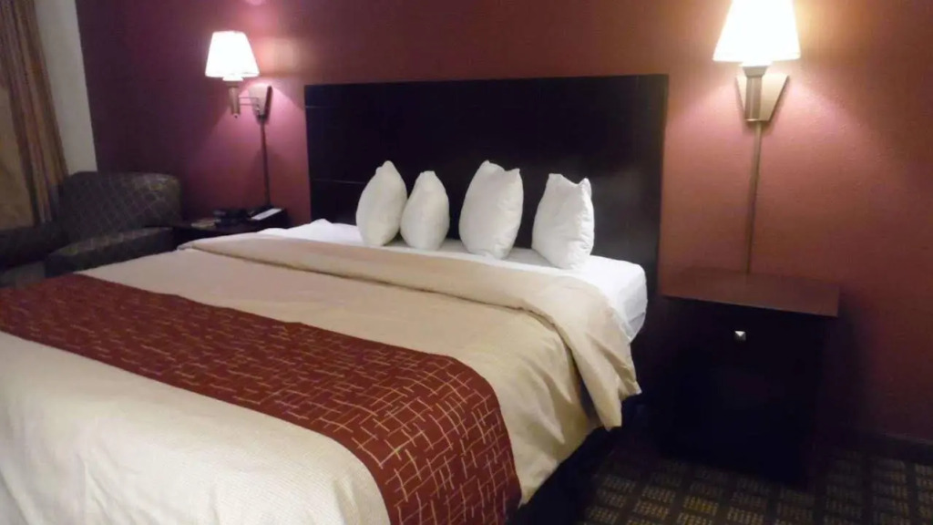 Red Roof Inn & Suites Oklahoma City Southwest