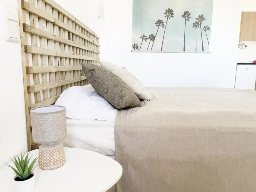 Seaview Studio - 10 Min. Beach, Private Condo, Pool, Grill & Free Parking
