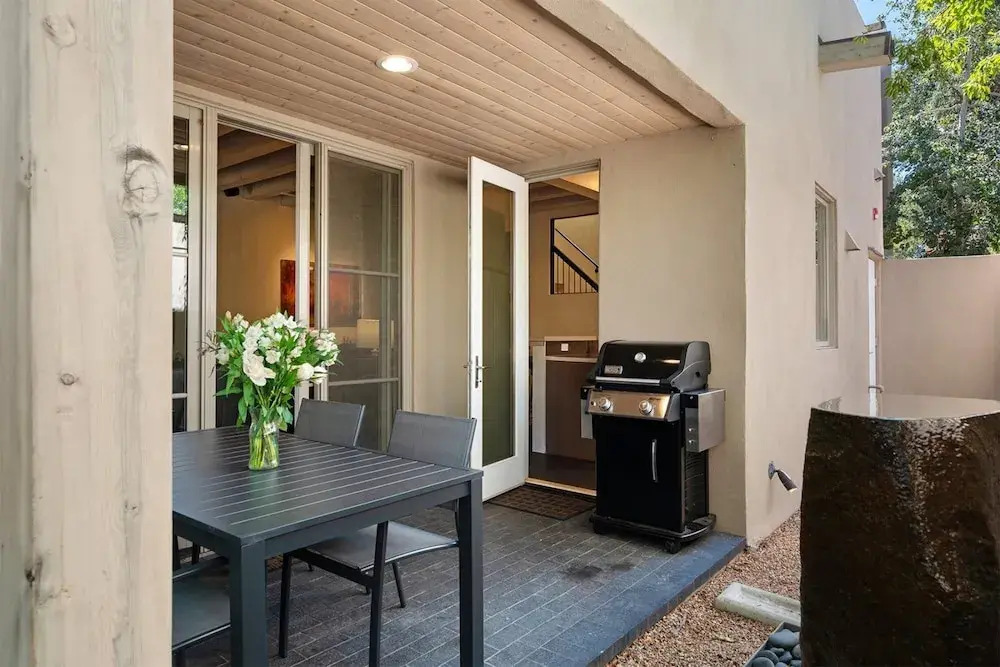 Stone's Throw - Unbeatable Location, Lovely Modern Interior