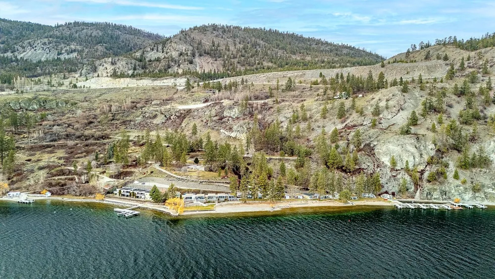 Lakeside Serenity Retreat 10