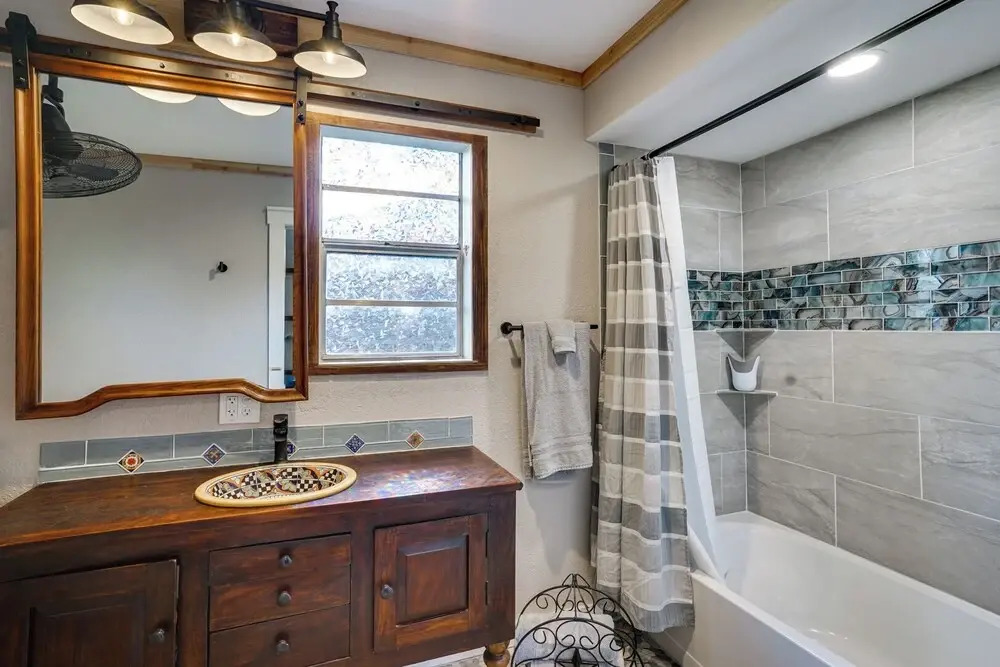 Pet-friendly Granbury Home w/ Yard, Near Downtown!