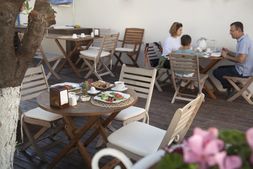 Iola Hotel