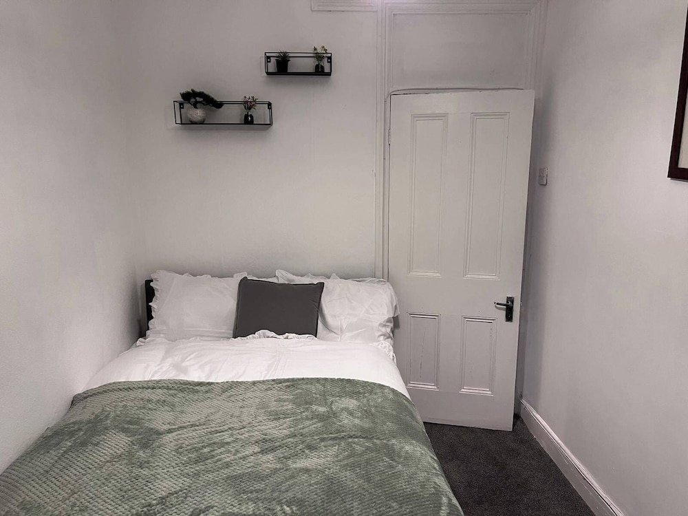 Apt - Sleeps 10 - Parking - Ideal for Contractors
