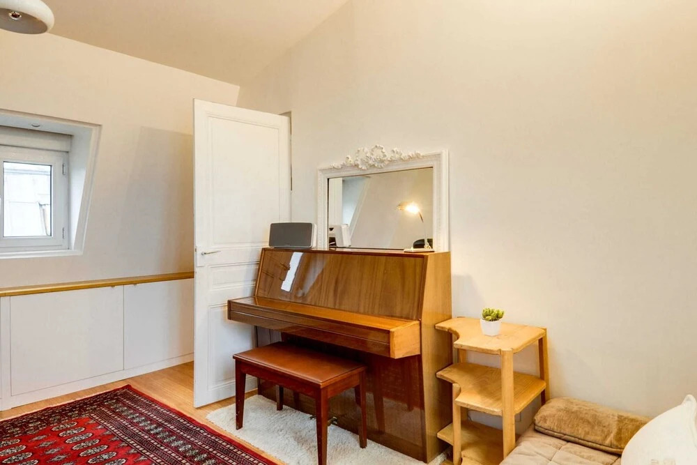 Book-lovers Abode in the 4th Arrondissement