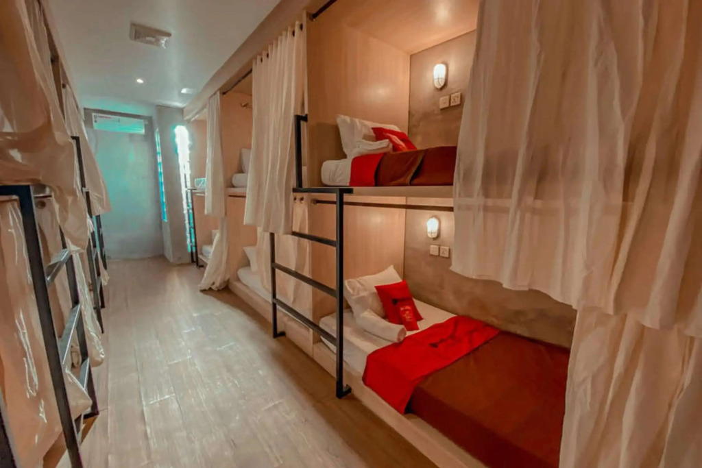 RedDoorz near Lippo Mall 2