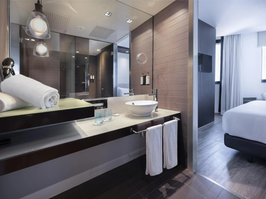 Отель Barcelona Condal Mar Affiliated by Meliá