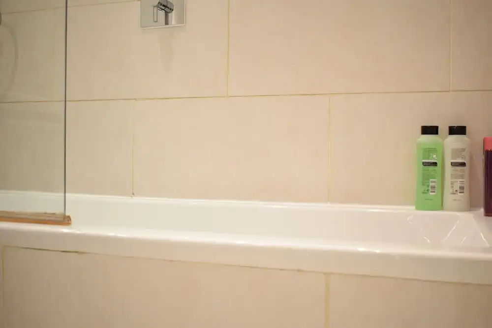 2 Bedroom Apartment With Balcony in Earls Court