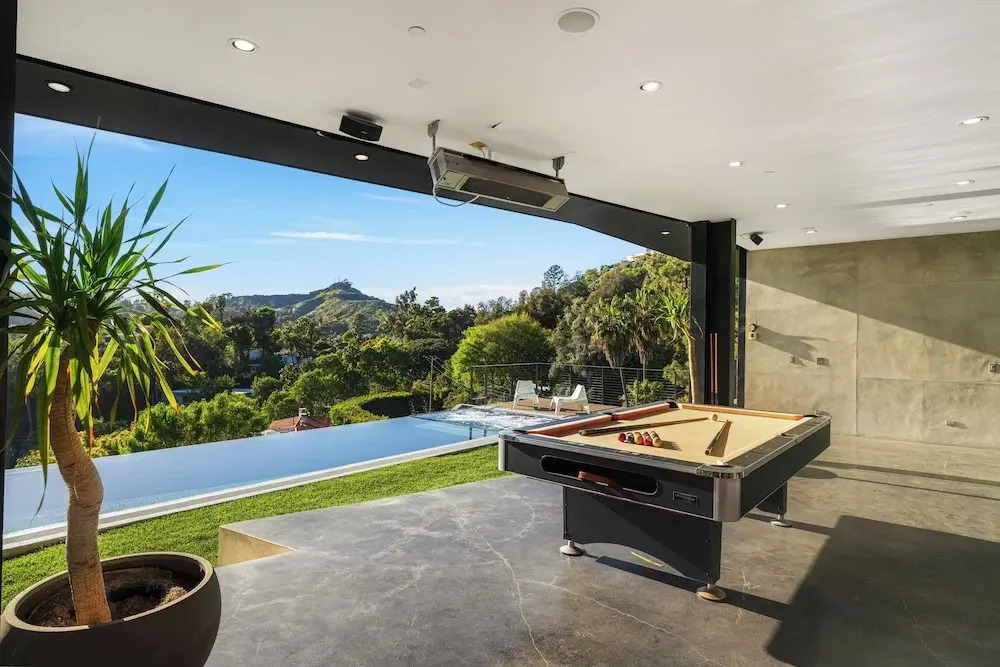 Glass Mansion - Chic Glass Villa in LA Hills With Views, Style & Serenity