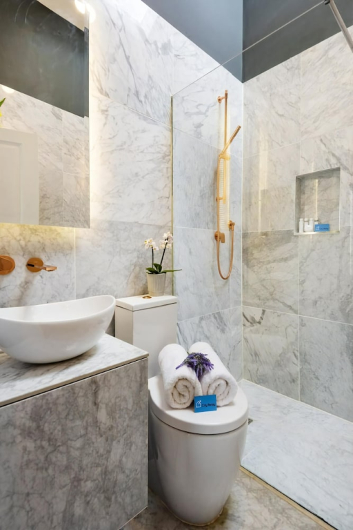 Bright 1BR + Balcony by Hyde Park