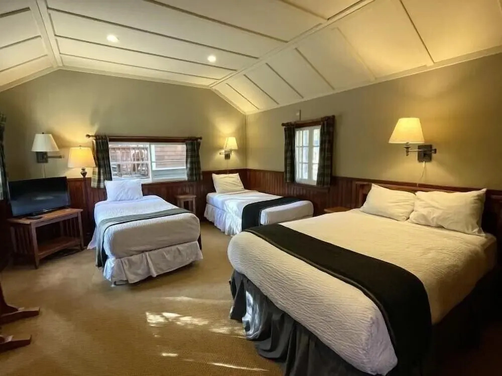 Johnston Canyon Lodge & Bungalows