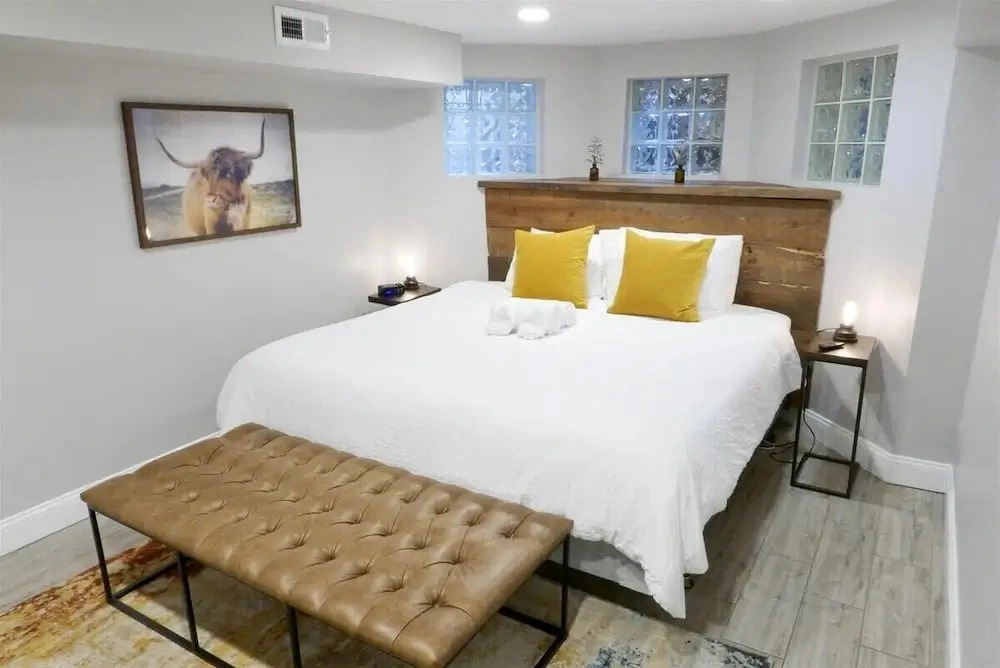 Federalist Style Rowhouse Sleeps 4 With Parking