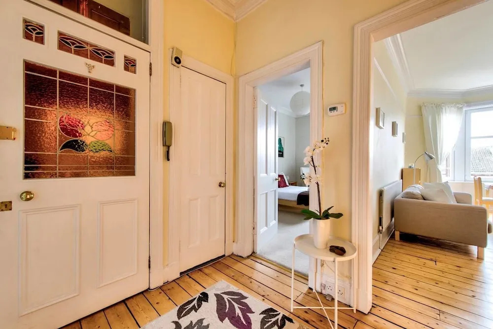 Naturally Well-lit and Intimate 2-bedroom West End Apt