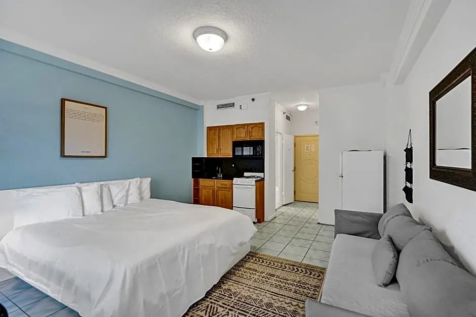 HB 414 - Beach Front suite at Hollywood Beach Resort - direct beach access Swimming Pool