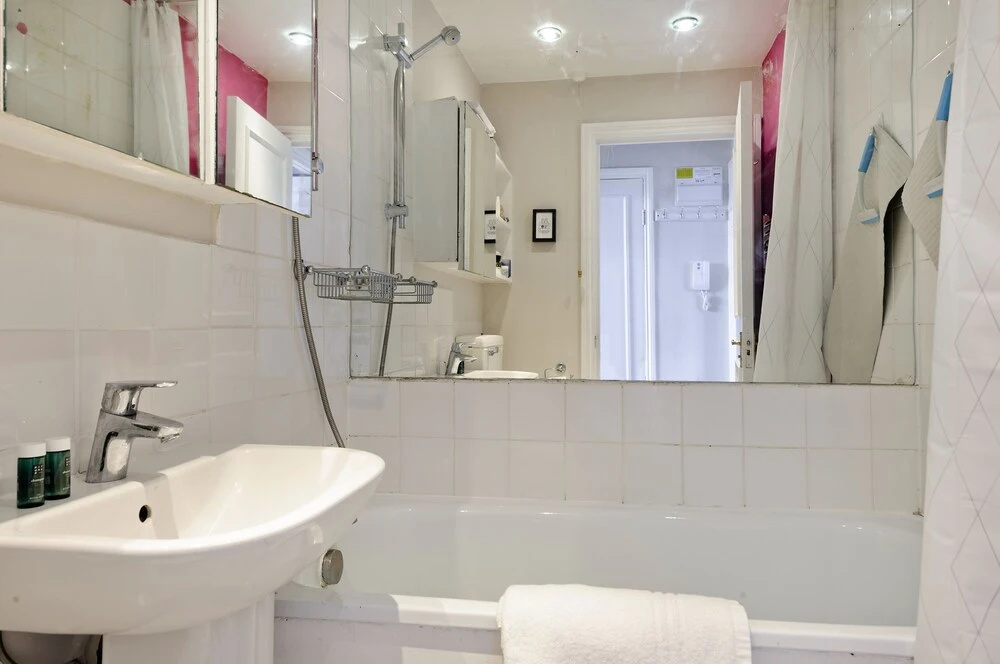 Charming Apartment Close to Kings Road Chelsea by Underthedoormat