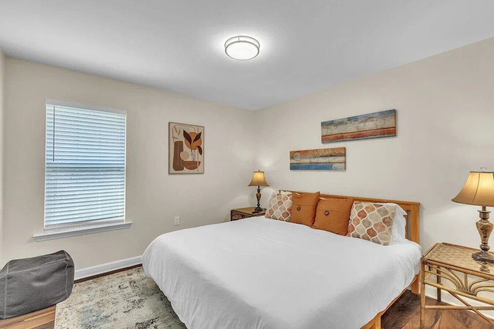Great Downtown 4BR 8 Beds + Foosball Fun