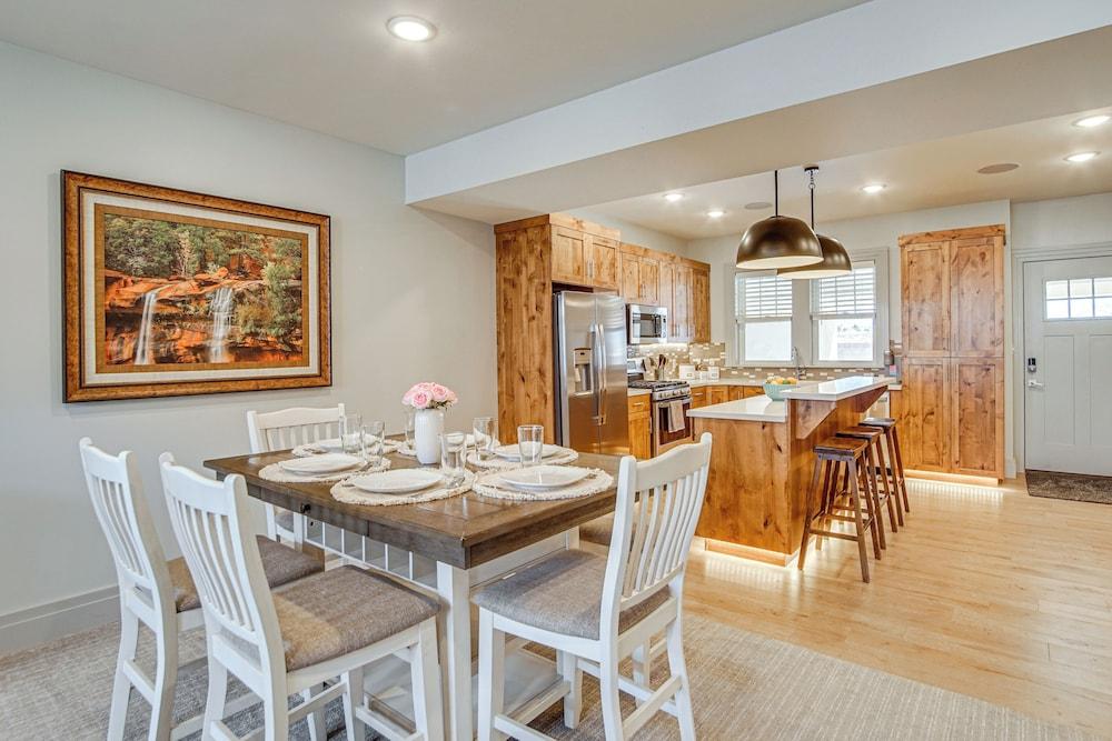 Hike, Golf & Unwind! Mtn-view Cedar City Townhome