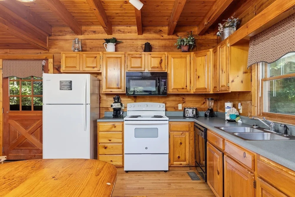 Er299 - Possum Hollow 4 Bedroom Cabin by RedAwning