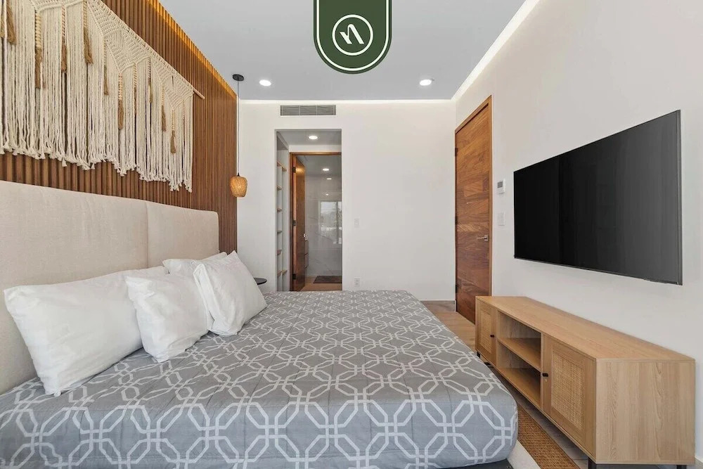 Luxury 2 BR Condo With Dream Pools - Beach - Art