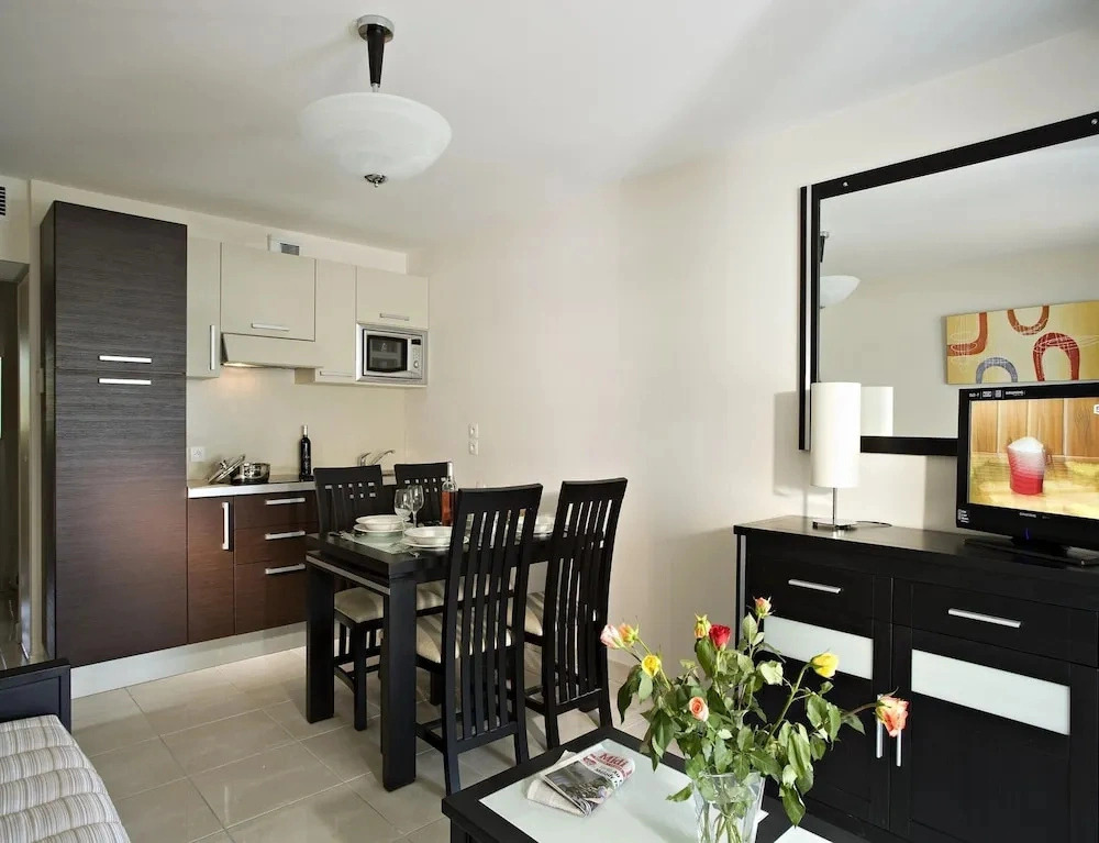 Spacious Marina Stay for Six