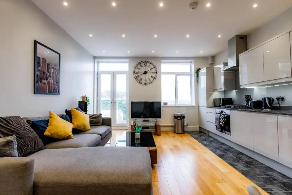 Thorpe Road 1 Bed Apartment with Parking