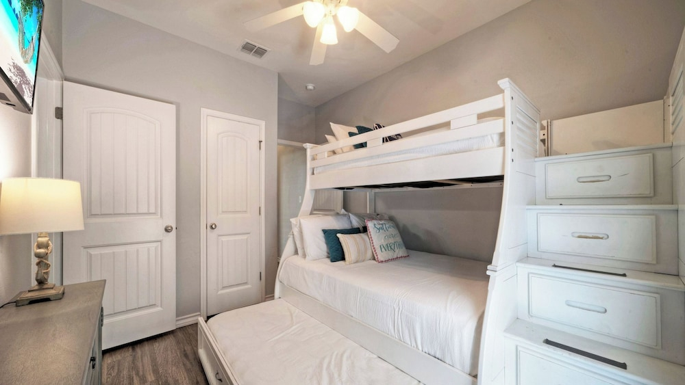Sleeps 29, 3 Homes Beachside Resort Pool, Walk to the Beach