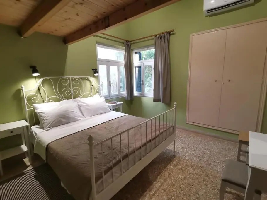 Korakies private traditional house ,2000sqm yard