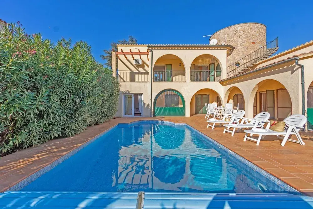 Luxury Canal-side Home With Pool