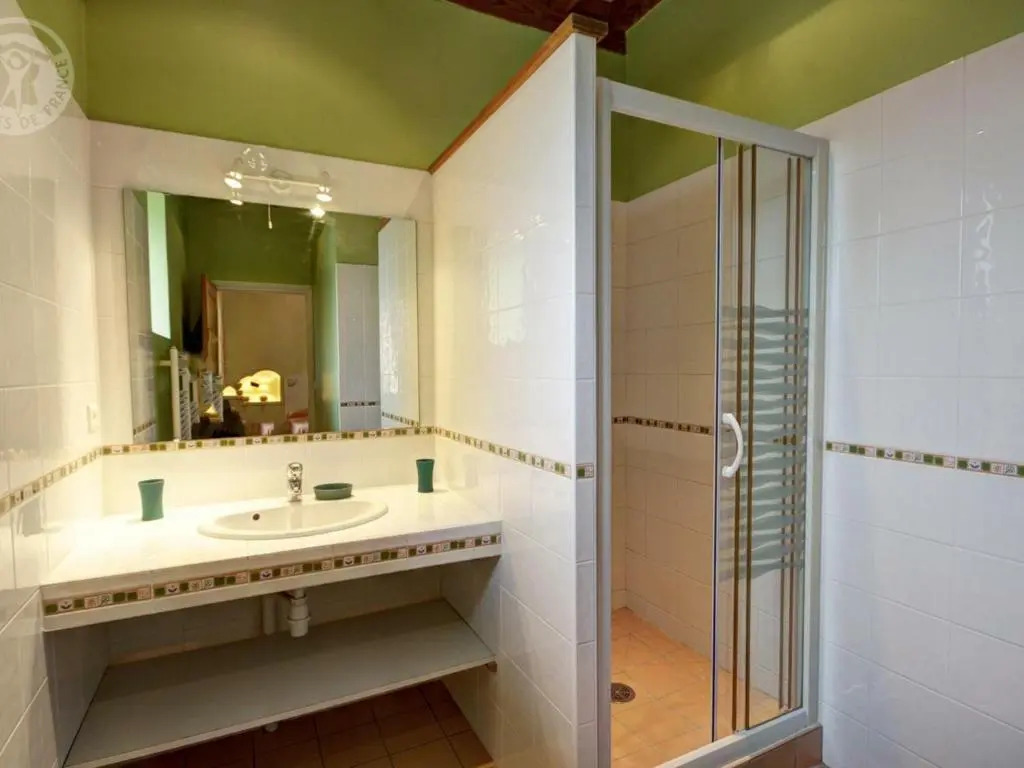 Maison spacieuse avec piscine chauffée, 4 chambres à Chalain-le-Comtal - FR-1-496-48