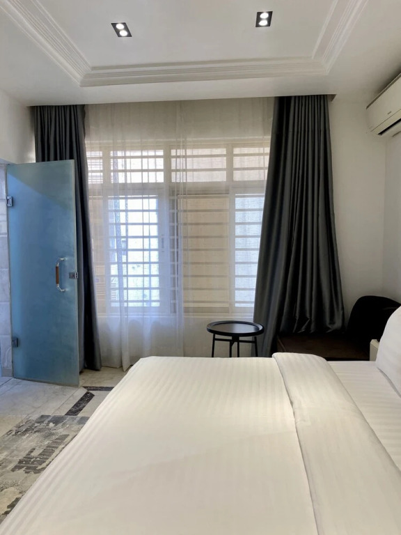 Glovis Suites