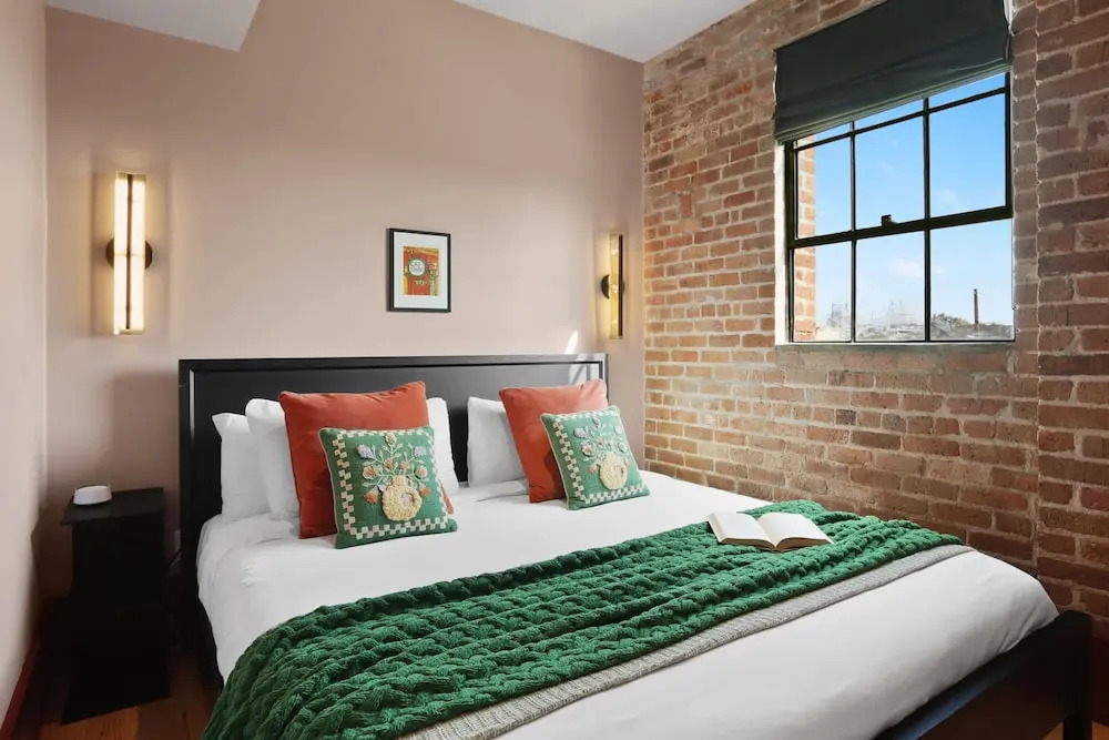 The Gisele - Charming 4BR 4BA for 8 - Pool & Streetcar Stop