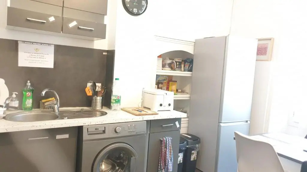 Chambres Poitiers Centre Ville - Salle de Bain, Réfrigérateur, TV et machine à café privatifs - Cuisine commune - Terrasse - Hôtel de ville à 200m