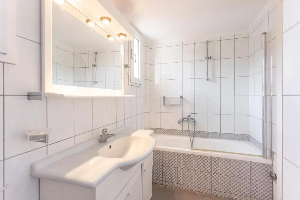 Villa Beachfront Kiss - 4bdrms, Tennis Court, Pool, BBQ, Beachfront
