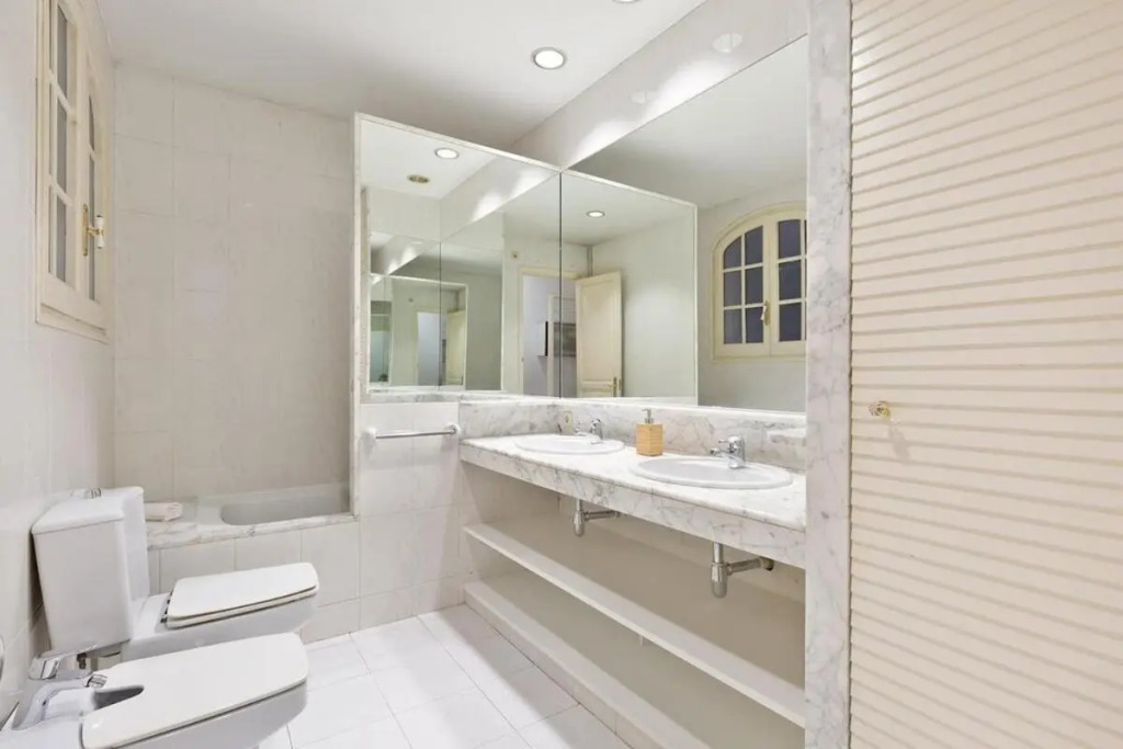 Magnificent and Massive 5 Bedroom Family Apartment and Terrace